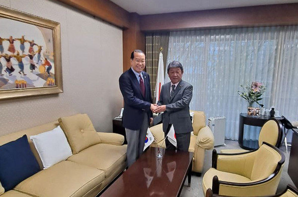 권 장관은 24일 모테기 도시미쓰 자민당 간사장을 만나 통일부와 일본 정부간 협의 채널 정례화 등에 관한 의회 차원의 협조를 당부했다. [사진-통일부 제공]