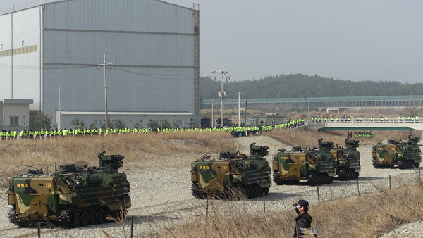 수륙양용 상륙돌격장갑차들이 낙하산 강하훈련 병력들과 합류하기 위해 이동하고 있다. [사진-통일뉴스 이승현 기자]
