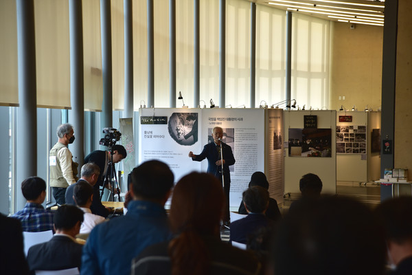 4‧3항쟁 75주년과 노무현 대통령의 제주4‧3사과 20주년을 기념해 봉하마을에서 진행된 제주4‧3 사건 추념 행사에서 진실·화해를위한과거사정리위원회 초대 위원장을 역임한 송기인 신부가 인사말을 하고 있다. 송기인 신부 뒤편이 깨어있는시민 문화체험전시관 2층 기획전시관에 마련된 ‘틀낭에 진실꽃 피어수다’ 전시 모습이다. [사진-통일뉴스 임재근 객원기자]