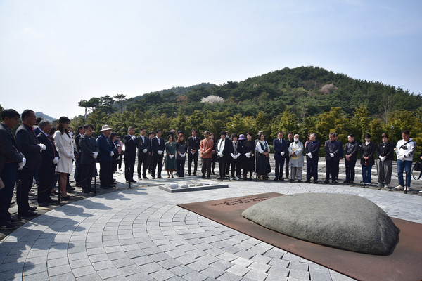봉하마을 노무현 대통령 묘역에서 진행된 4.3관련 책과 보고서 헌정식에서 제주4.3희생자유족회 이상언 상임부회장이 편지글을 낭독하고 있다. [사진-통일뉴스 임재근 객원기자]