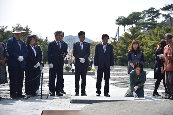 보리아트 이수진 작가가 공저서 「틀낭에 진실꽃 피엄수다」를 너럭바위 앞에 헌정식하고 있다. [사진-통일뉴스 임재근 객원기자]