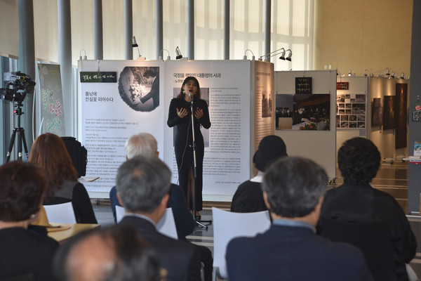 4‧3항쟁 75주년과 노무현 대통령의 제주4‧3사과 20주년을 기념해 봉하마을에서 진행된 제주4‧3 사건 추념 행사에서 제주출신 강혜명 소프라노가 노래공연을 하고 있다. [사진-통일뉴스 임재근 객원기자]