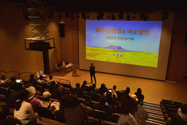 여순10.19항쟁 연구가 주철희 박사가 ‘제주4‧3항쟁과 여순항쟁’이란 제목으로 특강을 하고 있다. [사진-통일뉴스 임재근 객원기자]
