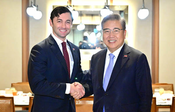 박진 외교부 장관(오른쪽)은 5일 오전 방한 중인 존 오소프(Jon Ossoff) 미 상원의원을 면담했다. [사진 제공 - 외교부]