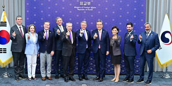 박진 외교부 장관은 4일 방한 중인 마이클 맥콜(Michael McCaul) 미 하원 외무위원장을 비롯한 하원의원 8명을 면담했다. [사진 제공 - 외교부]