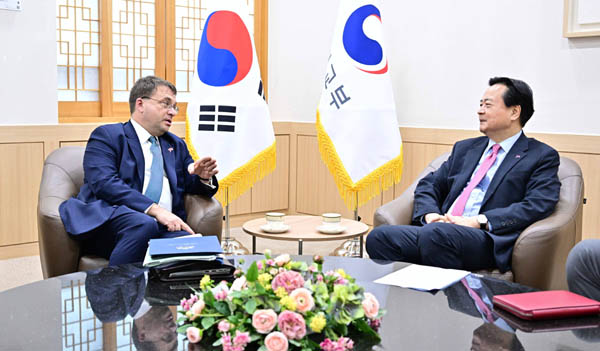 조현동 외교부 제1차관(오른쪽)은 5일 오전 에드가드 케이건 NSC 선임보좌관을 접견했다. [사진 제공 - 외교부]