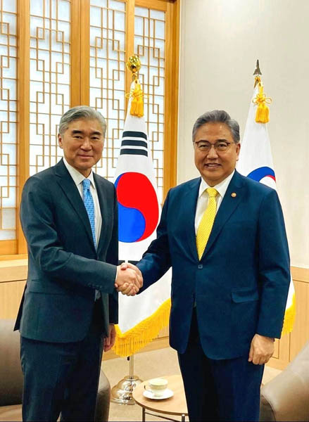 박진 외교부 장관(오른쪽)은 6일 오전 한미일 대북정책 수석대표 협의를 위해 방한한 성김(Sung Kim) 미국 대북특별대표를 접견했다. [사진 제공 - 외교부]