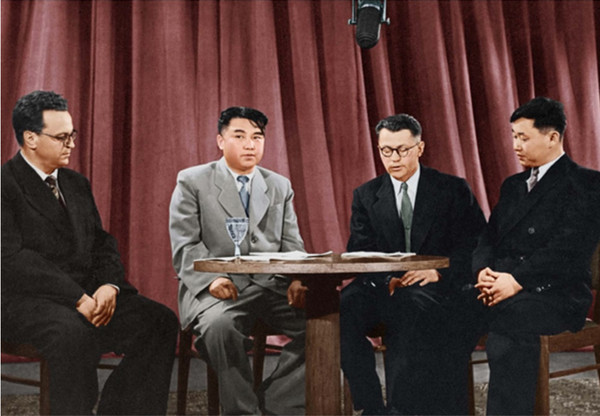1956년 여름 소련 순방 중 현지 방송에 출연한 김일성 수상(왼쪽에서 두 번째). (『조로친선의 위대한 련대기』(2022)). 순방 목적은 5개년 계획에 투입할 원조의 확대였지만, 소련은 반대로 원조를 줄여버렸다.
