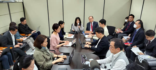 외교부는 13일 오후 외교부 기자실에서 긴급 브리핑을 갖고 정부의 강제동원 해법에 따른 배상금 지급이 이루어지고 있다고 발표했다. [사진 - 통일뉴스 김치관 기자]