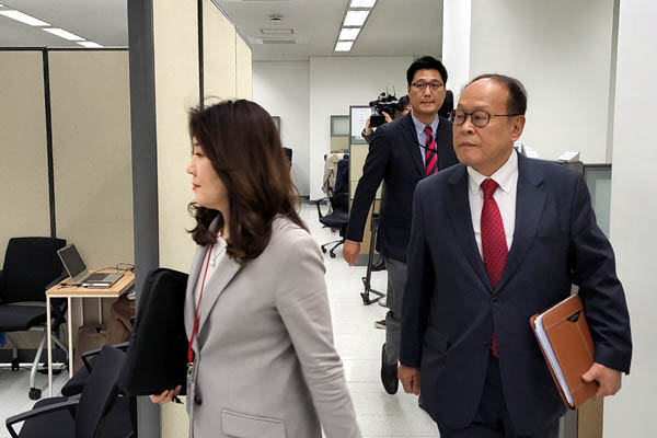 서민정 외교부 아태국장(왼쪽)과 심규선 일제강제동원피해자지원재단 이사장이 13일 오후 브리핑을 위해 외교부 기자실에 들어서고 있다. [사진 - 통일뉴스 김치관 기자]