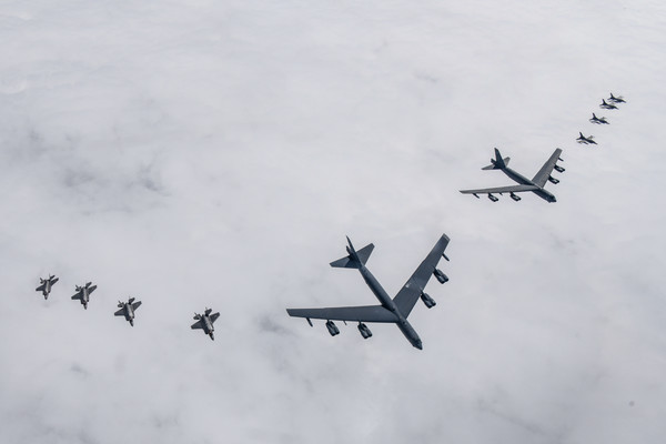 한국과 미국은 14일 미 B-52H 전략폭격기를 한반도에 전개한 연합공중훈련을 실시했다. [사진-국방부 제공]