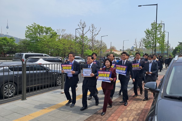 민주당 의원들이 17일 '김태효 해임'을 요구하며 서울 용산 대통령실 인근으로 이동하고 있다. 앞줄 가운데 김병주 의원. [사진-통일뉴스 이광길 기자]