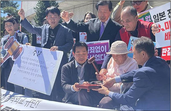 강제동원 피해자 김성주 할머니께서 판결 촉구의 의미로 의사봉을 두드리고 있다. [사진 – 통일뉴스 정은주 통신원]