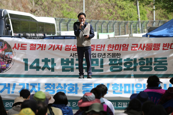 김재하 전국민중행동 공동대표가 투쟁발언을 하고 있다. [사진-통일뉴스 김래곤 통신원]
