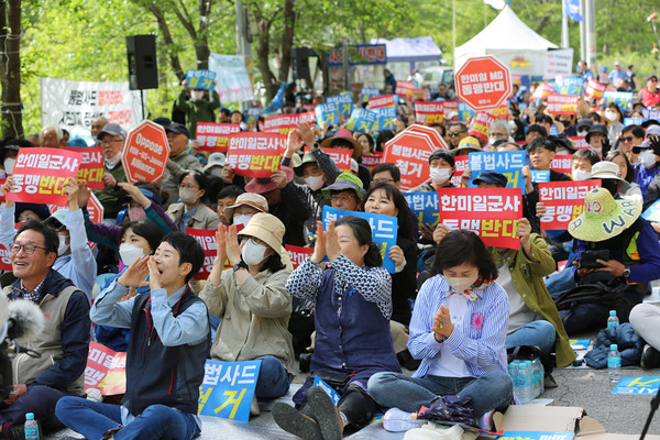 참가자들이 문화공연에 맞춰 박수를 치며 환호하고 있다. [사진-통일뉴스 김래곤 통신원]