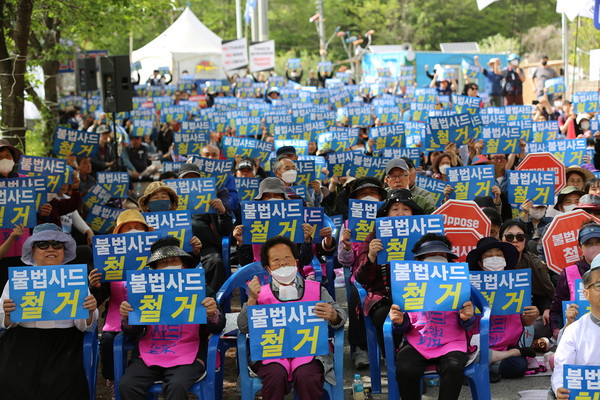 성주 소성리 주민들이 불법사드철거를 강력히 촉구하고 있다. [사진-통일뉴스 김래곤 통신원]