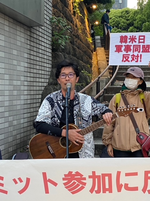 전쟁 반대와 평화를 호소하며 음악활동을 하고 있는 민중가수 다케 고지로 씨. [사진-통일뉴스 박명철 통신원]