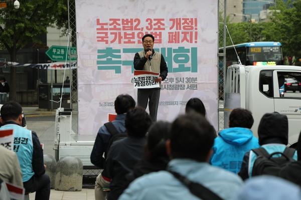 노조법2·3조개정과 국가보안법폐지 촉구대회에서 김재하 전국민중행동 공동대표가 발언하고 있다. [사진-통일뉴스 김래곤 통신원]