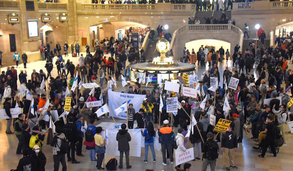 6.15미국위원회는 비를 피해 4월 29일 뉴욕 그랜드센트럴 역 구내에서 ‘민족자주통일기원 남북유엔대표부 인간띠잇기’ 행사를 개최했다. [사진 제공 - 6.15미국위원회]