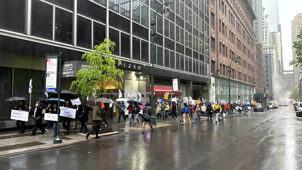 인간띠잇기 행사는 비가 내리는 가운데 가두 행진으로 이어졌다. [사진 제공 - 6.15미국위원회]