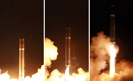 북한이 2017년 11월 29일 발사한 ICBM(대륙간 탄도미사일) ‘화성 15’형. 북한은 ‘화성 15’형 성공을 두고 ‘국가핵무력 완성’이라며 대내외에 선포했다. 이 신형 ICBM은 미국 본토 전역을 타격할 수 있는 것으로 받아들여졌다. [사진-노동신문 갈무리]