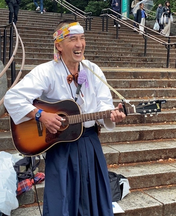 재일동포의 망향가 '제주도'를 열창하는 일본 민중가수 미기타 타카시 씨.[사진-통일뉴스 박명철 통신원]