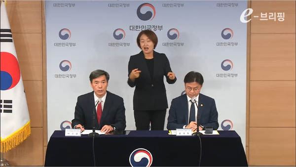 박구연 국무조정실 국무1차장은 19일 오전 11시 정부서울청사 브리핑룸에서 유국희 한국원자력안전위원회(원안위) 위원장과 브리핑을 갖고 한일 간 협의 결과를 발표했다. [갈무리 사진 - 통일뉴스]