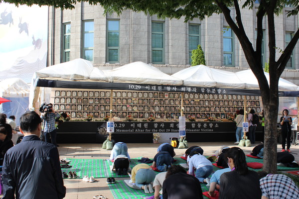 이태원 참사 희생자들을 위한 200일 추모제에 앞서 159배가 20일 오후 서울시청 앞 분향소에서 진행됐다. [사진-통일뉴스 이승현 기자]