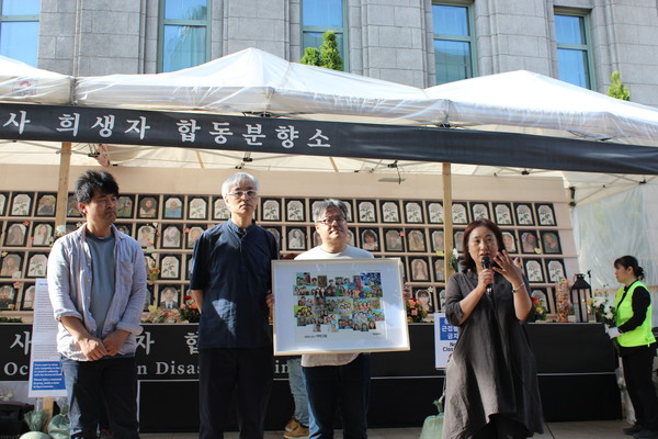 작가들이 그간 작업한 30여 작품을 한데 모아 유가족협의회에도 전달했다. [사진-통일뉴스 이승현 기자]