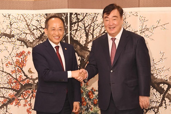 지난 19일 추경호(왼쪽) 부총리가 싱하이밍 중국대사를 만나 경제협력을 희망했다. [사진출처-기획재정부]