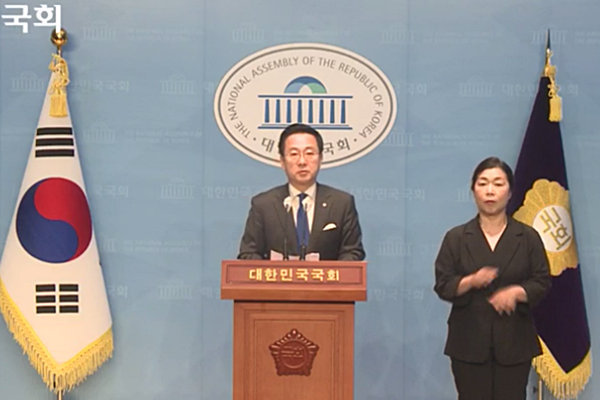 24일 국회에서 브리핑하는 더불어민주당 박성준 대변인. [사진 갈무리-국회 영상]