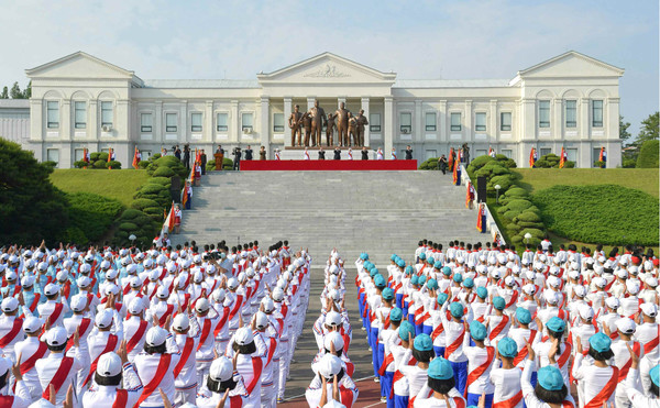 전국 소년단원들의 충성의 편지증정모임이 5일 만경대혁명학원에서 진행됐다. [사진-노동신문 갈무리]