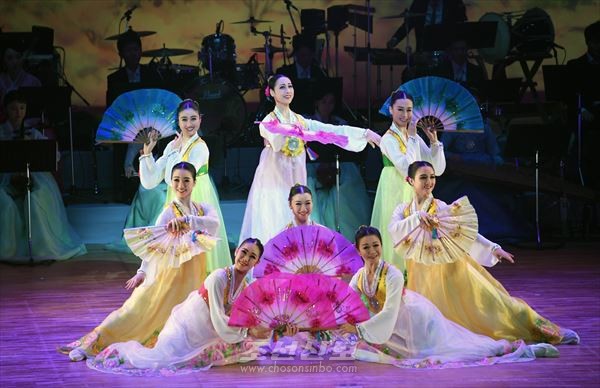 2023년도 금강산가극단 순회공연 ‘바람이 되어’ 첫 공연이 진행되었다. [사진-조선신보 갈무리]