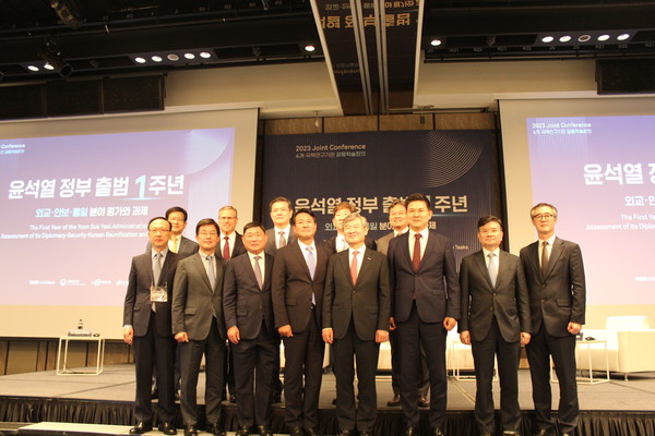 주요 참가자들이 기념촬영을 하고 있다. [사진-통일뉴스 이승현 기자]