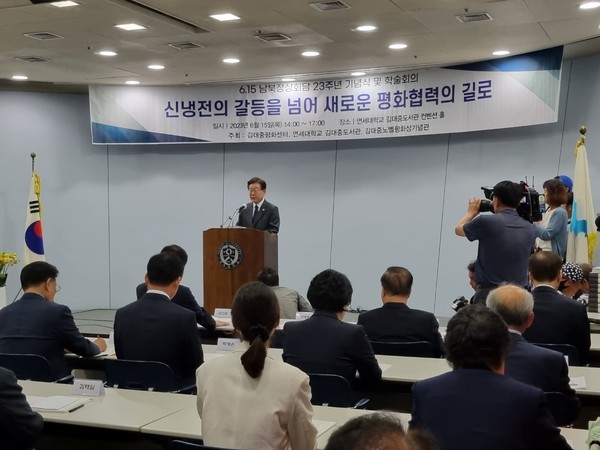 이재명 더불어민주당 대표는 15일 김대중도서관에서 열린 23주년 기념식 축사에서 '강경 일변도 대북정책, 대결적 편향외교를 전면 재검토'하고 지금은 평화를 만들어 내기 위해 대화의 문을 활짝 열어야 할 시점이라고 강조했다. [사진-통일뉴스 이승현 기자]