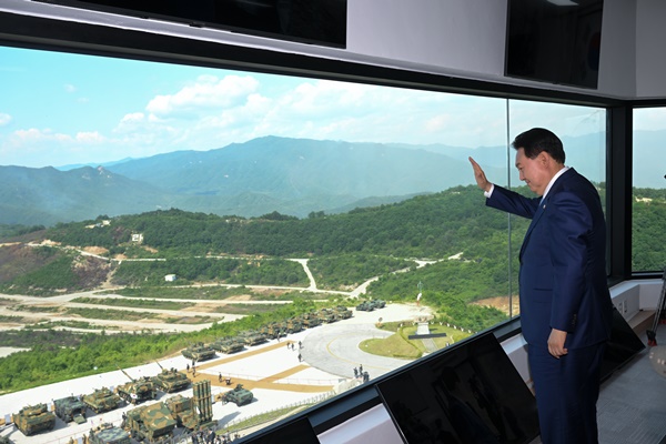 15일 경기도 포천 승진훈련장에서 2023 연합.합동화력격멸훈련을 주관한 윤 대통령. [사진제공-대통령실]