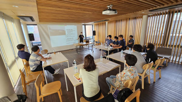 ‘공공을 위한 과학기술인 포럼’(FOSEP, 포셉)은 17일 오후 3시 서울 혜화동 공공그라운드에서 KAL858 가족회와 유족회 회장단을 초청, 월례포럼을 갖고 의견을 청취했다. [사진 - 통일뉴스 김치관 기자]