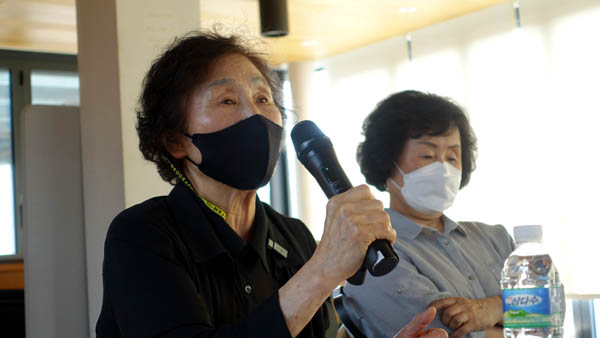 김호순 KAL858 유족회 회장이 자신의 경험과 의혹점에 대해 발표했다. 오른쪽은 류인자 KAL858 유족회 부회장. [사진 - 통일뉴스 김치관 기자]