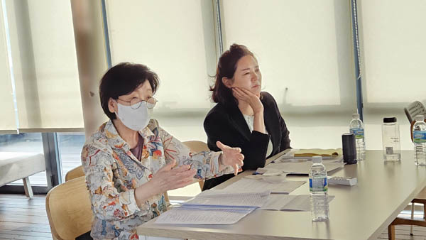 임옥순 KAL858 가족회 회장이 자신의 경험과 의혹점에 대해 발표했다. 오른쪽은 박은경 KAL858 가족회 부회장. [사진 - 통일뉴스 김치관 기자]