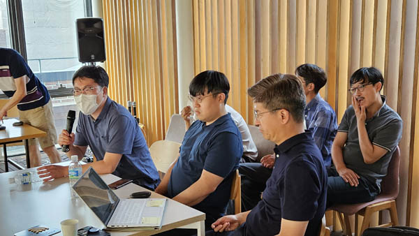 정기철 포셉 편집국장 등이 발표와 질문에 나섰다. 이날 모임은 온라인 상으로도 포셉 회원들이 참여했다. [사진 - 통일뉴스 김치관 기자]