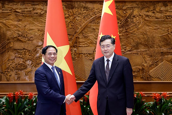 중국(오른쪽)과 베트남 외교장관이 25일 베이징에서 만났다. [사진출처-중 외교부]