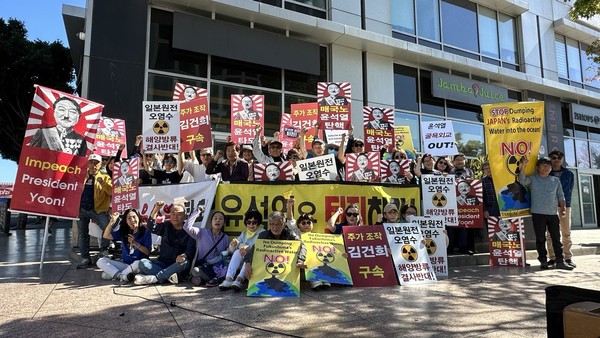 미국 엘에이 동포들이 24일 한인타운 윌셔와 웨스턴가에 모여 ‘윤석열 퇴진’을 촉구하는 집회를 열었다. [사진-통일뉴스 송영애 통신원]