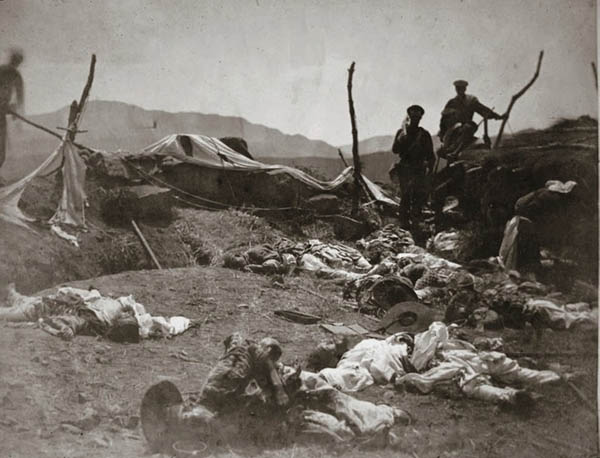 신미양요 당시의 조선군 전사자들의 모습, 1871년 6월 11일, 당시의 이 사진은 조선에서 찍힌 첫 전쟁 직후의 사진이다. 신미양요 시에 나라를 지키기 위한 이들의 전사(戰死)도 분명 순국(殉國)이다. [사진 제공 - 이양재]
