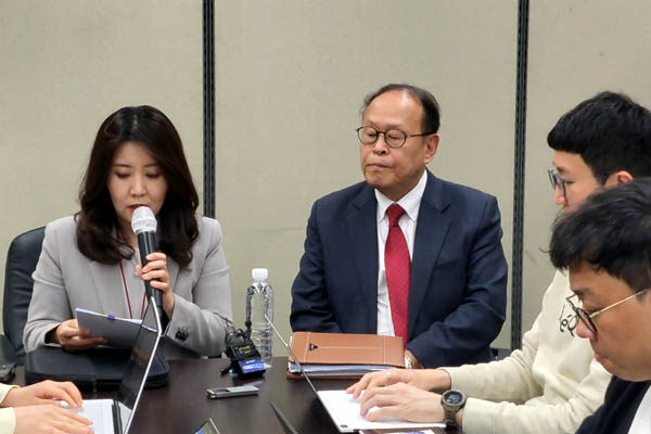 서민정 외교부 아태국장(왼쪽)과 심규선 일제강제동원피해자지원재단 이사장이 4월 13일 외교부 기자실에서 강제도원 피해자 15명 중 10명이 수령에 동의했다고 발표했다. [자료사진 - 통일뉴스]