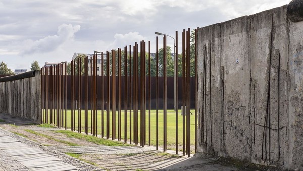 베를린장벽. 차주만 작가의 작품은 피터리빙의 '자유를 향한 도약' 벽화 앞 기념관 현장에 설치된다. [사진 출처-베를린장벽기념재단]