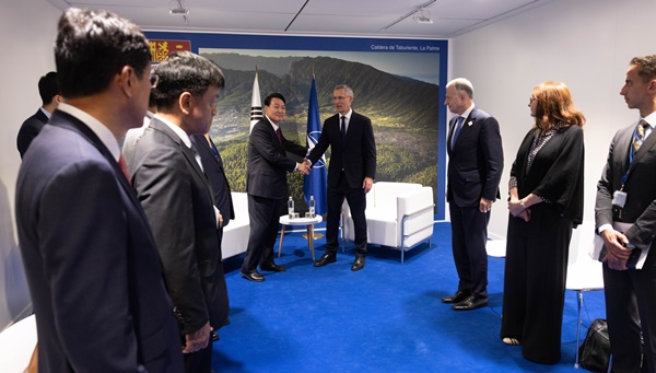 지난해 6월 30일 스페인 마드리드 나토정상회의 때 나토 사무총장을 만난 윤 대통령. [사진제공-대통령실]