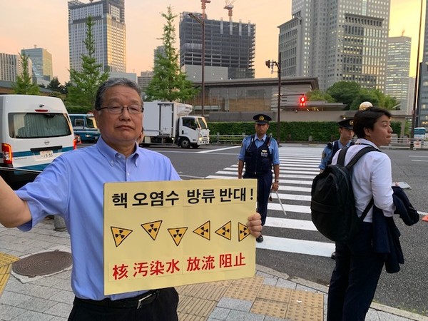 그로시 국제원자력기구 사무국장의 방일 전날인 4일 기시다 후미오 총리 관저 앞에서 일인시위를 감행하고 있는 손형근 재일 한통련 의장. [사진-통일뉴스 박명철 통신원]