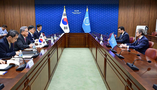 라파엘 그로씨 IAEA 사무총장은 일본 후쿠시마 원전 오염수 해양배출 관련 IAEA 종합보고서 내용을 박진 외교부 장관에게 설명했다. [사진 제공 - 외교부]