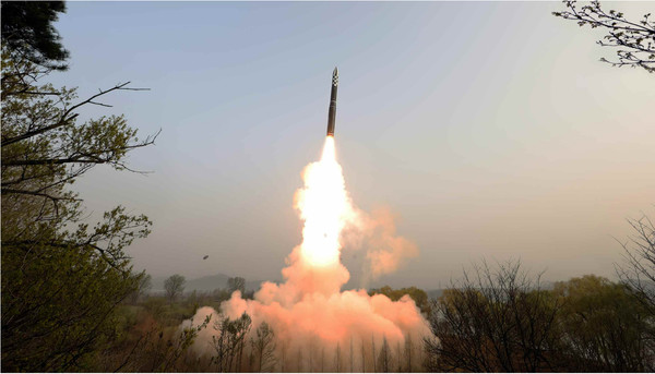 북한이 고체연료를 사용한 신형 대륙간탄도미사일 '화성포-18'형을 처음으로 시험발사했다. [사진-노동신문 갈무리]