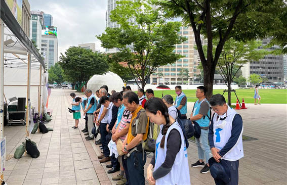 서울 시청앞에서 출발에 앞서 이태원참사 희생자들에 대한 추모의 예를 갖추고 출정식을 갖고 강원도 고성으로 출발했다. [사진 - 통일뉴스 김태임 통신원]